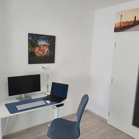 Appartement Karlin Executive - Standing Desk, Monitor & Garage *
